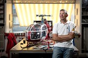 Reto Marbach von der Spiel- und Flugbox AG in Willisau mit seinem detailgetreuen "Lama" der Air Zermatt. (Bild Pius Amrein (27. August 2018))