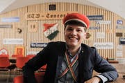 Im obligaten Tenue: Mattia Salvi v/o Youri, Präsident der Aktivitas des Kantonschulturnvereins Concordia, sitzt an einem der Tische im Keller an der Freie Strasse. Im Jahr 2014 zog die Verbindung hierher.