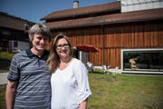 Erfolgreiches Musikerehepaar: Pianist Martin Lucas Staub und Geigerin Angela Golubeva vor der Ziegelhütte Appenzell. Bild: Sabrina Stübi