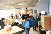 Zügelkartons, Verpackungsmaterial und Plastikbehälter für elektronische Geräte dominieren am Donnerstagabend in den Räumen der Raiffeisenbank Obertoggenburg in Neu St. Johann. (Bild: Martin Knoepfel)