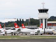 Am Boden: die Berner Regionalfluggesellschaft Skywork ist Pleite. Für gestrandete Passagiere bieten vier Fluggesellschaften nun vergünstigte Rückflüge an. (Bild: KEYSTONE/ANTHONY ANEX)