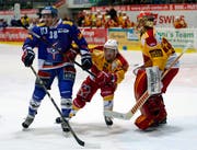 Sami El Assaoui (Mitte) spielte in seiner Karriere für verschiedene NLA-Clubs, hier mit den SCL Tigers gegen Kloten. Auch bei den Zürcher Unterländern stand er einst unter Vertrag. (Patrick B. Kraemer/KEY, Kloten, 7. März 2013)