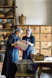 Die Schwestern Veronika (rechts) und Monika in der Klosterapotheke. Die Rezepturen sind jahrhundertealt. (Bild: PD/Christoph Hammer)