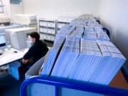 Zu spät bezahlte Rechnungen bleiben laut einer Umfrage bei den Unternehmen rund 15 Tage zu lange liegen. (Bild: KEYSTONE/GAETAN BALLY)