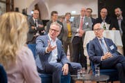 SBB-CEO Andreas Meyer (Bildmitte) am Sofa-Gespräch zur Bahnhofseröffnung mit der St.Galler Bauchefin Maria Pappa und Stadtpräsident Thomas Scheitlin.