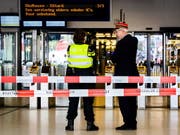 Der Hauptbahnhof von Amsterdam war nach der Messerattacke vorübergehend geschlossen. (Bild: KEYSTONE/EPA ANP/REMKO DE WAAL)