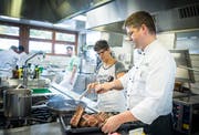Eine Bewohnerin des Vivalas schaut dem Koch Reto Lüchinger bei der Arbeit zu. (Bild: Andrea Stalder)