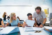 Merita Prenrecaj (links) und Nevenka Tosic werden von Berufsfachlehrer Daniel Fraefel instruiert. (Bild: Dominik Wunderli (Sarnen, 25. August 2018))
