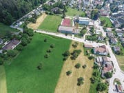 Auf der Parzelle «Braatewääg, Friesler» soll die neue Eschliker Sporthalle entstehen. Dieser Standort passt weder der CVP noch den Autoren des Flugblattes, welches diese Woche in den Briefkästen der ganzen Gemeinde landete. (Bild: Olaf Kühne)