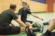 Chef und Mitspieler in Personalunion: St. Otmars Spielertrainer Bo Spellerberg während der Saisonvorbereitung im Kreis seiner neuen Mannschaftskollegen. (Bild: Mareycke Frehner)