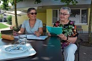 Maria Christine Schramke (rechts) und Monika Rösinger haben in den vergangenen Monaten viele Gespräche geführt. (Bild: Anina Rütsche)