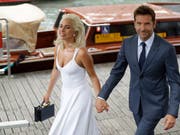 Lady Gaga und Bradley Cooper treffen zur Premiere ihres gemeinsamen Films «A Star Is Born» am Lido in Venedig ein. (Bild: KEYSTONE/AP/KIRSTY WIGGLESWORTH)