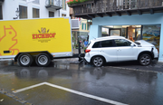 Am Auto entstand ein Totalschaden. Auch am Anhänger und am Gebäude entstanden grosse Schäden. (Bild: pd)