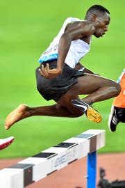 Conseslus Kipruto verliert kurz nach dem Start den Schuh und läuft als Sieger ins Ziel (Bild: Walter Bieri (Zürich, 30. August 2018))
