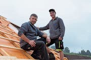 Unternehmer Werner Altherr wird in Bern dabei sein, wenn sein «Eigengewächs» Lukas Nabulon am Wettbewerb der Swiss Skills antritt. Noch sind sie aber auf dem Dach anzutreffen. (Bild: Bruno Eisenhut)