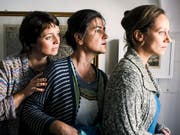 Ein Gemeindepfarrer mit indischen Wurzeln bringt Aufregung in ein rätoromanisches Dorf: Carla (Marietta Jemmi), Ladina (Anita Iselin) und Mona (Rebecca Indermaur) in «Amur senza fin». (Pressebild) (Bild: @Media Relations SRF)