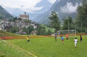 Mit Blick auf das «Chileli vo Wasse». Das Grümpelturnier ist seit Jahren ein fester Bestandteil des Wassner Dorflebens. (Bild: PD)