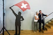 Gibt die neue Richtung vor: Parteipräsident Albert Rösti mit Trudi Mösching vom Generalsekretariat. (Bild: Alexandra Wey (Unterägeri, 25. August 2018))
