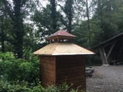 Da fehlt doch irgendetwas? In der Nacht von Mittwoch auf Donnerstag wurde das Kupferdach des WC-Häuschens bei der Klausenhütte geklaut. (Bild: PD)