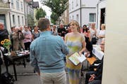 Am Donnerstag wurde Anna Dietsche im Löwenquartier verabschiedet: Markus Fäh, Leiter Bau und Stadtentwicklung (Mitte), bedankt sich bei ihr. Auch Walter Meier (links) und Stadtpräsident Thomas Müller (rechts) waren vor Ort. Wie es mit dem Treff weitergeht, ist offen. (Bild: Res Lerch)