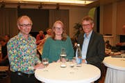 Der Luzerner Nationalrat Michael Töngi (links) im Gespräch mit Ilona Cortese-Keiser, Landrätin Nidwalden, und Karl Vogler, Nationalrat Obwalden. (Bild: Sepp Odermatt, Stans, 30. August 2018)