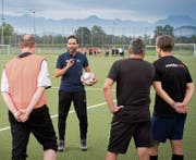 Als Technischer Leiter arbeitet Roman Wild nicht nur im Büro und plant die Trainer-Ausbildung in der Ostschweiz. Er steht auch auf dem Platz und gibt seine Erfahrungen in Kursen weiter. (Bild: Urs Bucher)
