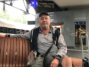 Reto Mumenthaler wartet auf den neuen SBB-Zug. (Bild: Stephanie Martina)