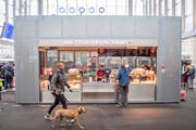 Die Erlösung nach einer ewigen Hungerstrecke: Der neue Bratwurststand am Bahnhof St.Gallen. (Bild: Urs Bucher)