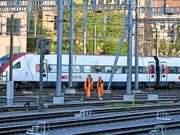 Am Freitagnachmittag, 15. Juni, ist ein Bauzug beim Bahnhof Winterthur entgleist. Ein Intercity riss zudem eine Fahrleitung herunter. Die Untersuchungen sind nun aber abgeschlossen. (Archiv). (Bild: KEYSTONE/WALTER BIERI)