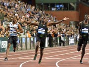 Während Christian Coleman bereits jubelt kämpft die Konkurrenz noch um die weiteren Plätze (Bild: KEYSTONE/AP/GEERT VANDEN WIJNGAERT)