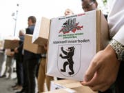 SVP und Auns haben die Unterschriften für die Begrenzungsinitiative eingereicht. Diese fordert die Kündigung der Personenfreizügigkeit. (Bild: KEYSTONE/PETER SCHNEIDER)