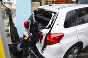 Weil die Luftdruckbremse gelöst wurde, krachte der Anhänger in das parkierte Auto. (Bild: pd)