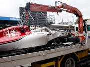 Das Alfa Romeo Sauber-Wrack von Marcus Ericsson wird abtransportiert (Bild: KEYSTONE/AP/ANTONIO CALANNI)