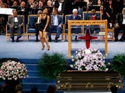 Zahlreiche Prominente - darunter der ehemalige US-Präsident Bill Clinton (Mitte) und die Sängerin Ariana Grande (vorne) - haben der verstorbenen «Queen of Soul», Aretha Franklin, die letzte Ehre erwiesen. (Bild: KEYSTONE/AP/PAUL SANCYA)