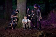 Spielszene aus dem Theaterstück «Das kalte Herz» im Dreilindenpark in Luzern. (Bild: Corinne Glanzmann, 30. August 2018)