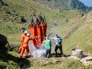 Wasserlieferung der Armee für die Kühe auf der Alp Oberbätruns bei Schänis. Nach den Niederschlägen der letzten Tage konnte die Hilfsaktion eingestellt werden. (Bild: KEYSTONE/ENNIO LEANZA)