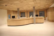 In der Empfangshalle im Neubau der Raiffeisenbank Obertoggenburg in Nesslau kontrastieren Holz und Sichtbeton sowie rechte Winkel und geschwungene Linien. (Bild: Martin Knoepfel)