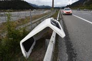 Dieses Hardtop löste sich von einem dunklen Pick Up mit der Heck-Aufschrift "Disentis". (Bild: Kapo GR)