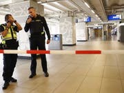 Nach einem Messerangriff hat die Polizei Teile des Amsterdamer Hauptbahnhofs abgesperrt. (Bild: KEYSTONE/EPA ANP/REMKO DE WAAL)