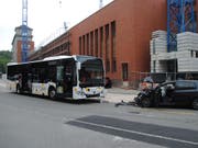 Bus gegen Auto: Bei der Frontalkollision in Schaffhausen wurden am Freitag fünf Personen verletzt. (Bild: Schaffhauser Polizei)