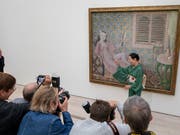 Setsuko Kłossowska de Rola, Künstlerin und Witwe von Balthus, posiert für die Fotografen vor dem Bild «La Chambre turgue», beobachtet von Sam Keller (links), an der Vorschau der Ausstellung «Balthus» am Freitag in der Fondation Beyeler in Riehen BS. (Bild: KEYSTONE/Patrick Straub) (Bild: KEYSTONE/PATRICK STRAUB)