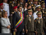 Der venezolanische Staatschef Nicolás Maduro (2. von links) hat eine Rede während einer Militärparade am Samstag abrupt abgebrochen. (Bild: KEYSTONE/EPA EFE/MIGUEL GUTIÉRREZ)