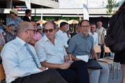 Die Regierungsräte Daniel Risch, Bruno Damann und Marc Mächler (von links) sitzen im Schatten des neuen Bushofs. (Bild: Heini Schwendener)