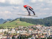 Killian Peier hoch über Einsiedeln (Bild: KEYSTONE/THOMAS HODEL)