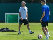 Marcel Koller erhält im Freitagstraining einen ersten Eindruck vom Zustand seiner neuen Mannschaft (Bild: KEYSTONE/GEORGIOS KEFALAS)