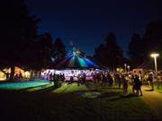 Der «Quartier Circus Bruederholz» führt sein Programm im «Stärnlizält» auf dem Basler Bruderholz auf. (Bild: zvg/Quartier Circus Bruederholz)