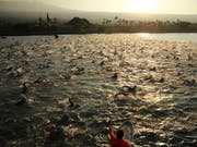 An der Ironman-WM auf Hawaii (Bild) wird mit Philipp Koutny ein vierter Schweizer im Männer-Profifeld starten können (Bild: KEYSTONE/FRE132414 AP/MARCO GARCIA)