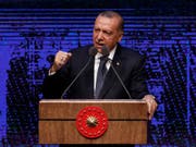 Der türkische Staatspräsident Recep Tayyip Erdogan schlägt symbolisch zurück und verhängt seinerseits Sanktionen gegen zwei US-Minister. Hintergrund ist der Streit um einen in der Türkei inhaftierten US-Pastor. (Bild: KEYSTONE/AP/BURHAN OZBILICI)