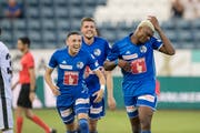 Ein Tänzchen von Blessing Eleke freut die Mitspieler (Bild: Pius Amrein (Luzern, 4. August 2018))