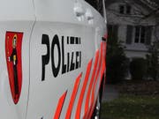 Im Glarnerland ist ein 63-jähriger Mann am Freitag tödlich verunglückt. Er ist vermutlich gegen einen Baum gefahren, danach in die Linth gefallen und gestorben. (Bild: Kapo GL)